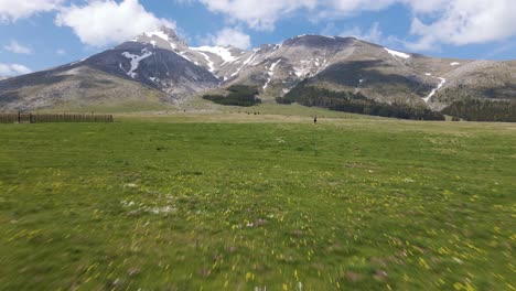 escena de gran angular de un antiguo refugio de pastores en un valle de pastizales rodeado por la cordillera de gran sasso en el campo rural de abruzzo en italia