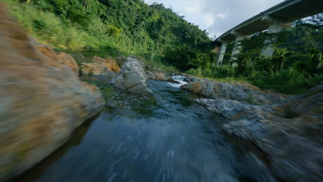 un hermoso rio en utuado puerto rico con un drone fpv 4k 30fps, beautiful river in utuado puerto rico