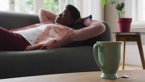 Mujer-Afroamericana-Durmiendo-En-El-Sofá-De-Casa