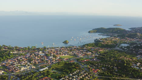 Toma-Aérea-De-La-Costa-De-Buzios,-Brasil,-Temprano-En-La-Mañana