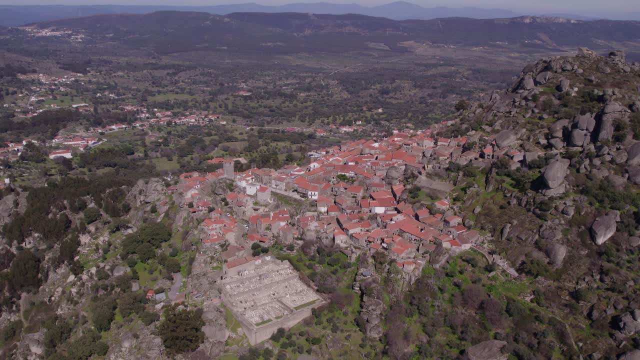 tomada lateral de la pintoresca aldea de la cima de la montaña de monsanto, portugal, aérea