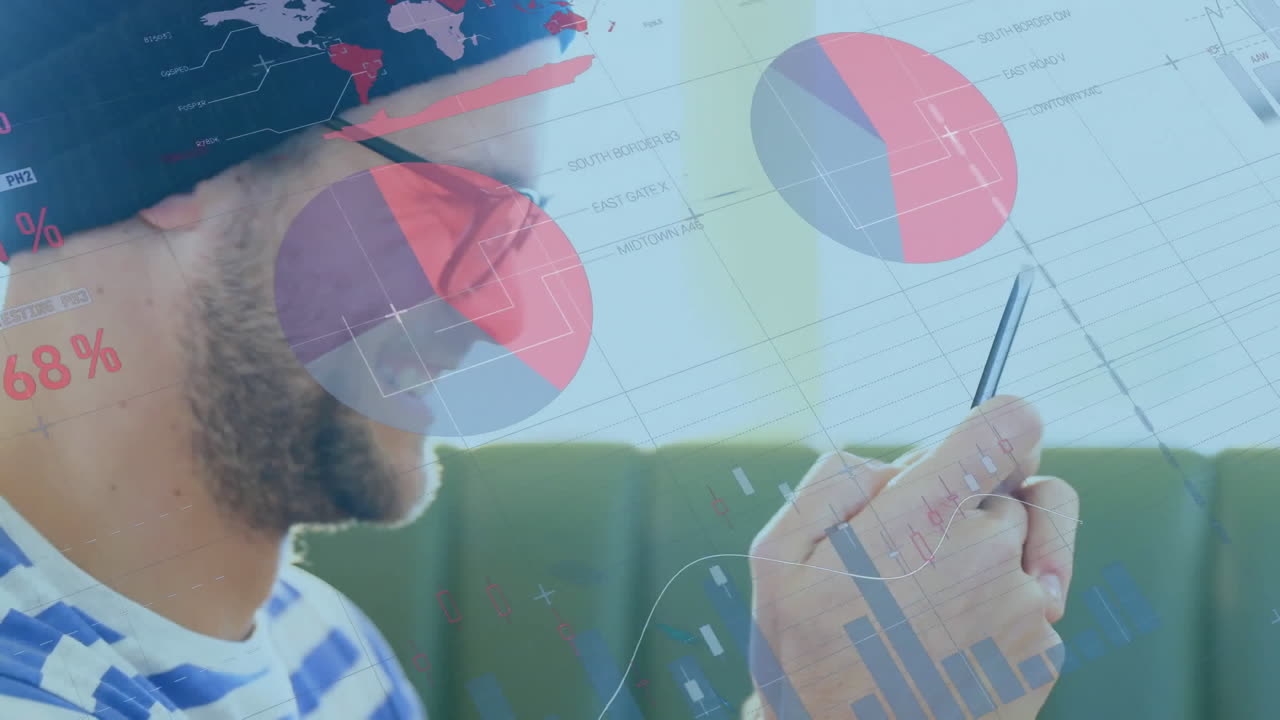 animación de procesamiento de datos estadísticos sobre un hombre caucásico sonriendo mientras usa su teléfono inteligente al aire libre