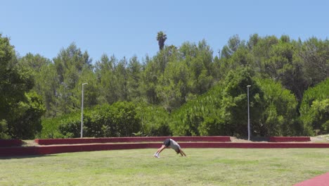 Una-Persona-Haciendo-Una-Pose-De-Yoga-De-Perro-Boca-Abajo-En-Un-Campo-De-Hierba