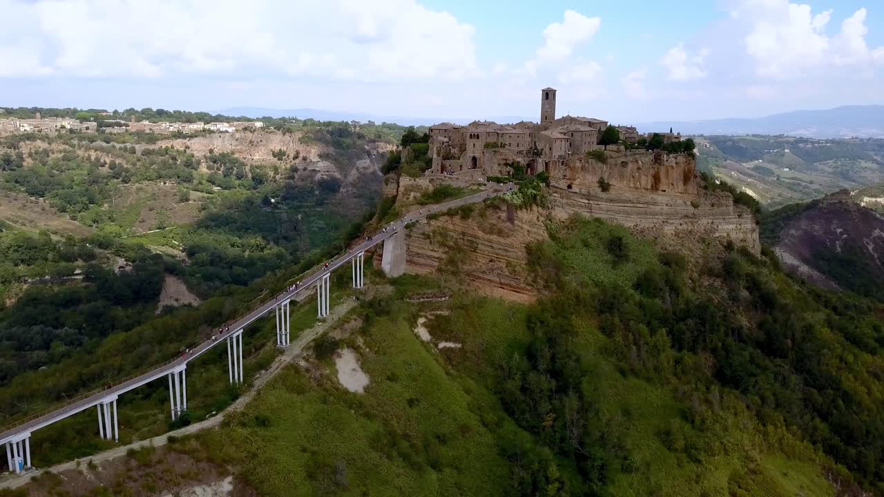 civita di bagnoregio en toscana italia con puente de acceso, tiro revelador en círculos aéreos