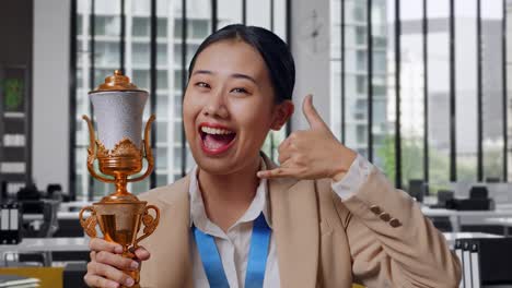una mujer de negocios exitosa celebrando su logro.