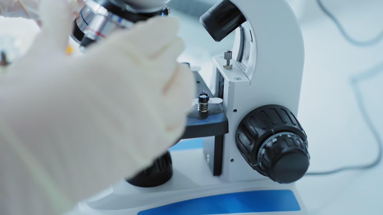 研究室で微鏡を使っている科学者