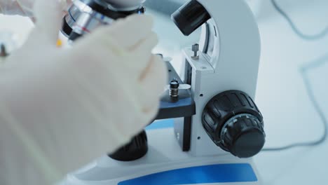 científico usando un microscopio en un laboratorio
