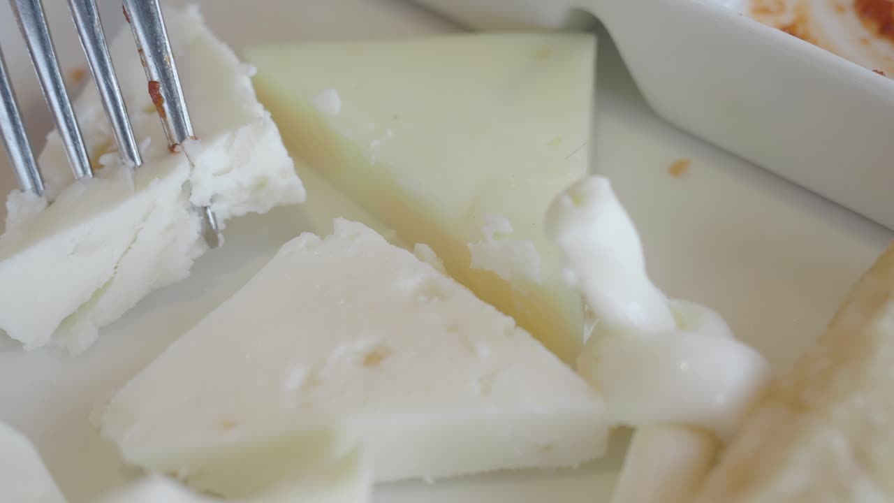 cerrar un plato de queso feta con un tenedor y un cuchillo