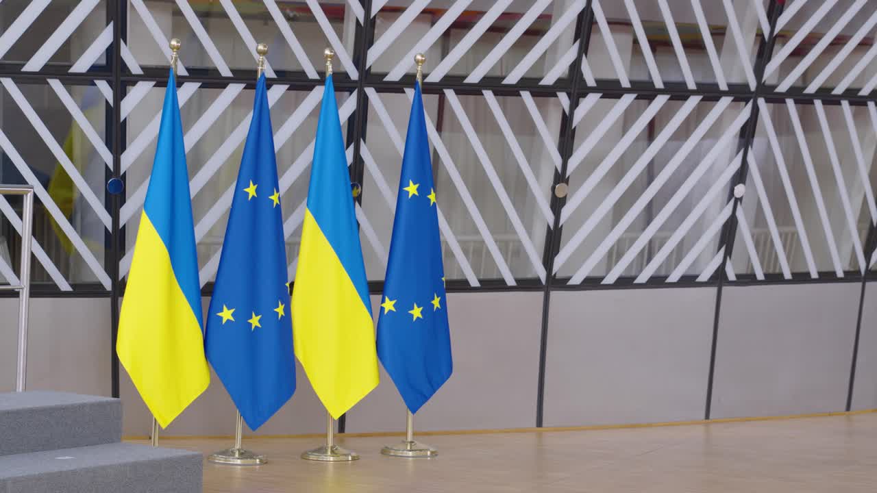 벨기에 브뤼셀의 유로파 건물에 있는 eu 및 우크라이나 국기