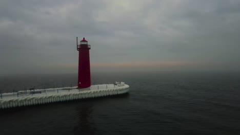 El-Paseo-Marítimo-Empapado-De-Hielo-Se-Derrite-Lentamente-Durante-El-Aumento-De-Las-Temperaturas-En-Invierno