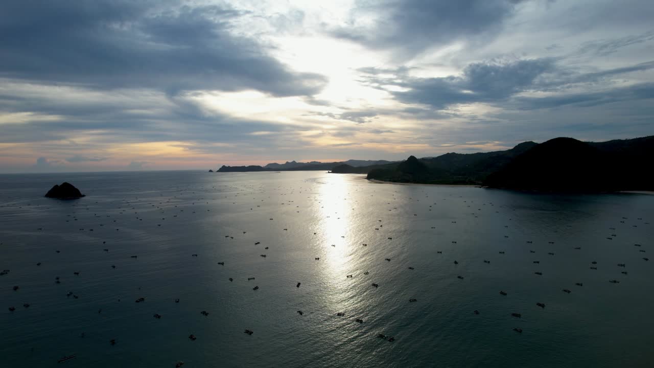 모래 해변 이 있는 열대 섬 인 셀롱 벨라나크 의 공중 사진