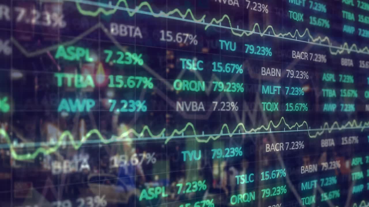 Video composito di elaborazione dati di mercato azionario con traffico cittadino notturno sullo sfondo