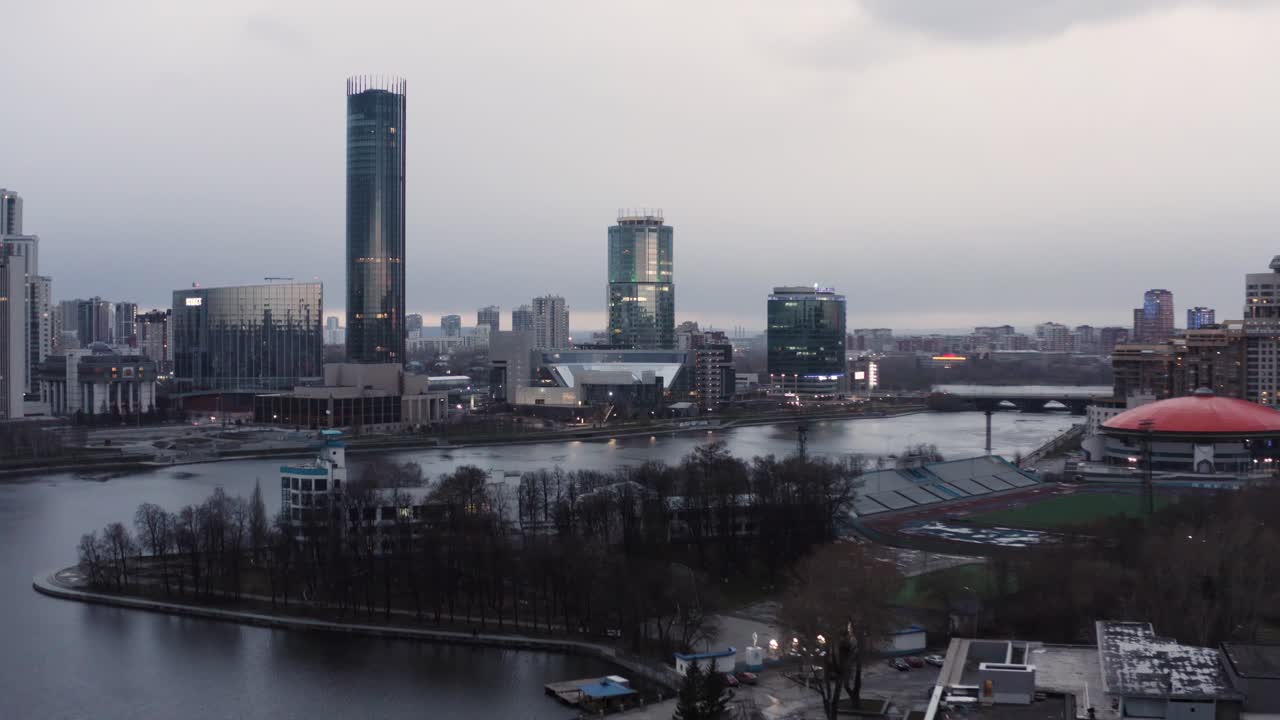 강 과 공원 과 함께 황혼 에 있는 도시 스카이 라인