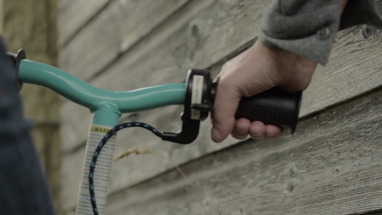 전기 스쿠터의 손잡이 잡기