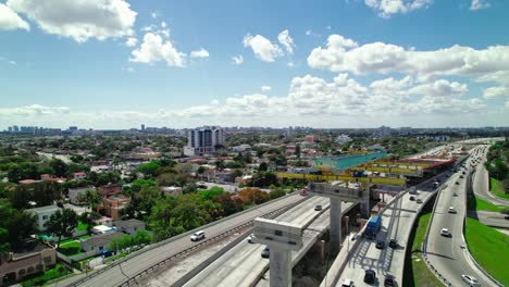 Conexiones-Artesanales:-Maquinaria-Elevada-Que-Esculpe-Las-Arterias-De-Transporte-De-Miami.