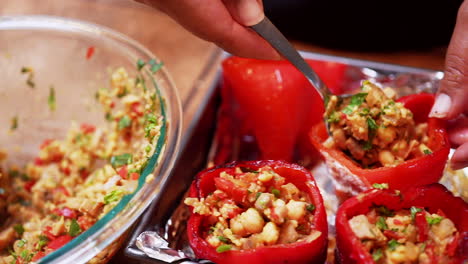 vista aislada de los pimientos rojos que se llenan con un sabroso relleno de garbanzos - cámara lenta