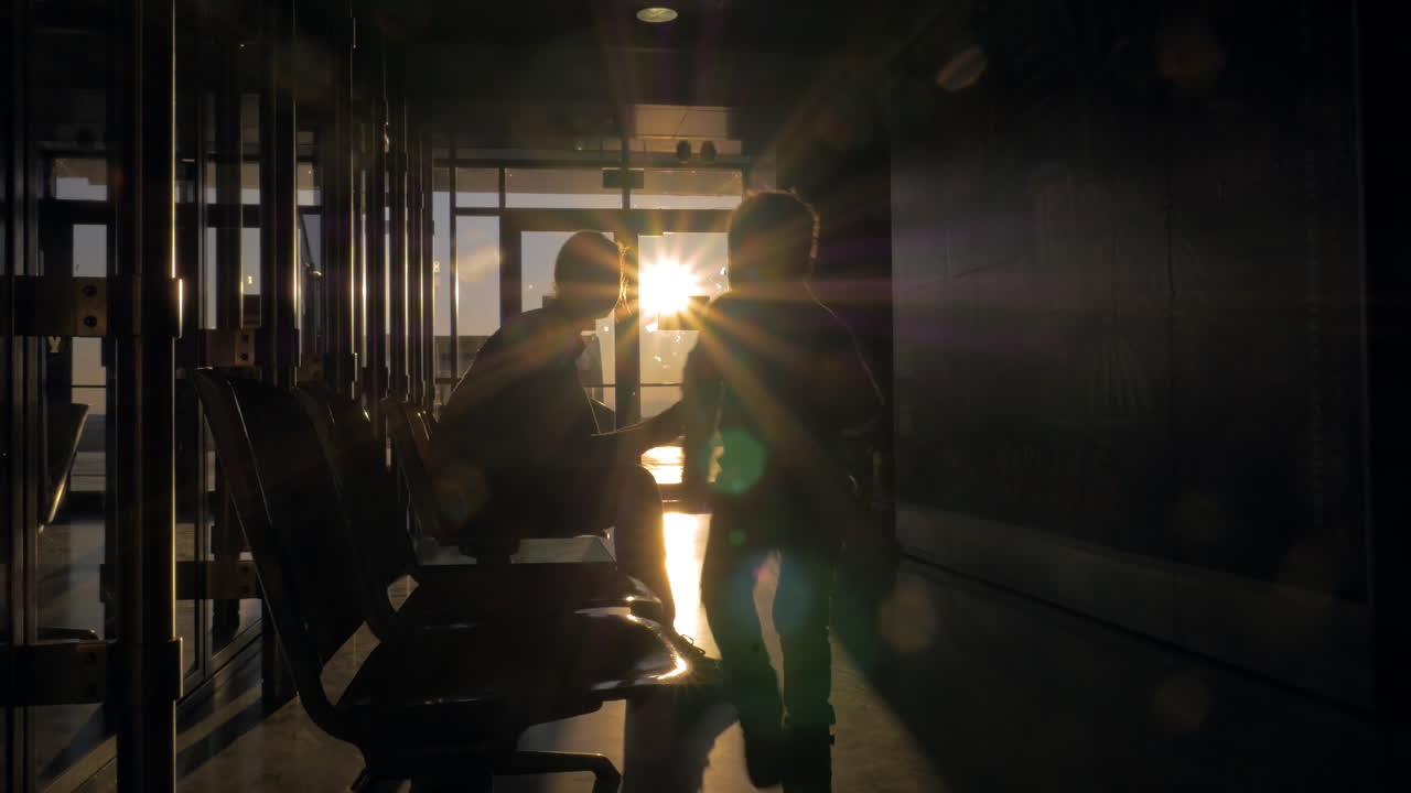 해가 지면 공항 터미널에서 패드와 함께 어머니와 아들