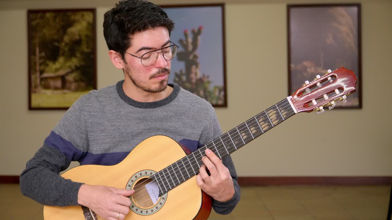 guitarrista tocando una guitarra clásica