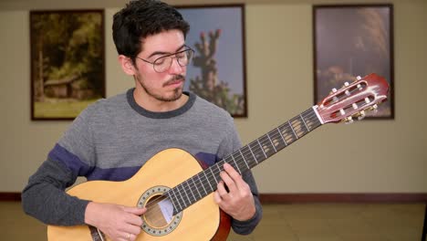 guitarrista tocando una guitarra clásica