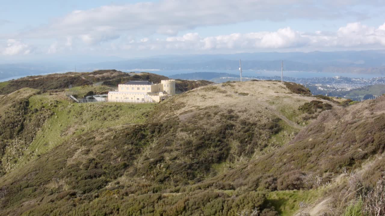 높은 언덕 꼭대기에 있는 현대적인 성