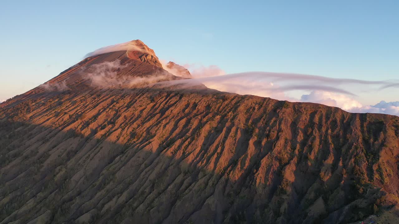 Monte Rinjani al tramonto, il secondo vulcano più alto dell'Indonesia.