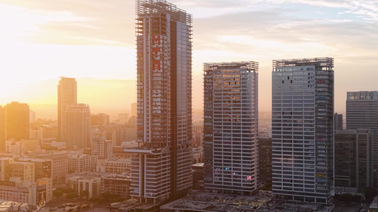 Tomada aérea cinematográfica dos agora famosos edifícios grafitados em LA revela uma vista assustadora do nascer do sol da decadência urbana na Cidade Grande. Abandonados e deixados para apodrecer devido a um negócio fracassado