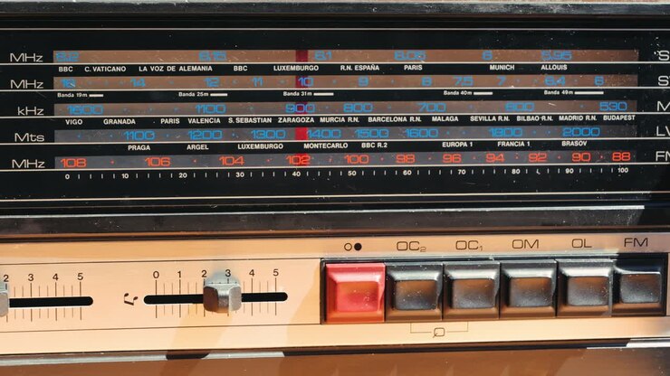 Vecchia radio AM FM retrò a valvole, mano che cambia stazione, lettore musicale vintage a valvole