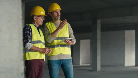 dos ingenieros caucásicos en el sitio de construcción.