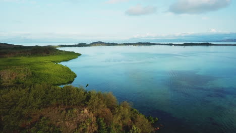 Fiji-Zángano-Miedoso-Pescado-Vacaciones-Navegar-Paraíso-Malalo-Isla-Nadi-Recurso-Estación-Seca-Arrecife-De-Coral-Agua-Azul-Profundo-Escénico-Montaña-Paisaje-Soleado-Hermoso-Relajante-Aéreo-Cinemático-Adelante-Movimiento