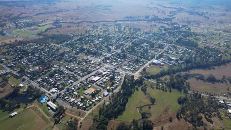 Vista-Aérea-De-La-Ciudad-De-Kilcoy,-En-La-Región-De-Somerset,-Queensland,-Australia