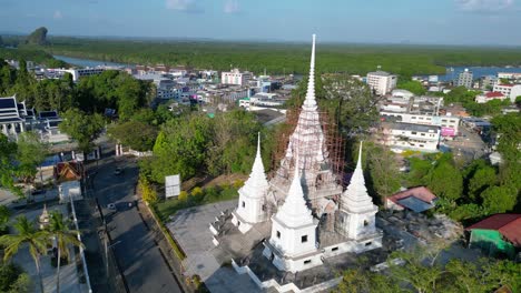 Ruhiger-Traditioneller-Thailändischer-Tempelkomplex,-Tropische-Landschaft