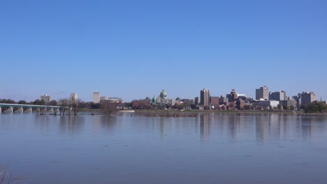 Buen-Disparo-De-Establecimiento-De-Harrisburg,-Capital-De-Pensilvania,-Y-El-Primer-Plano-Del-Río-Susquehanna