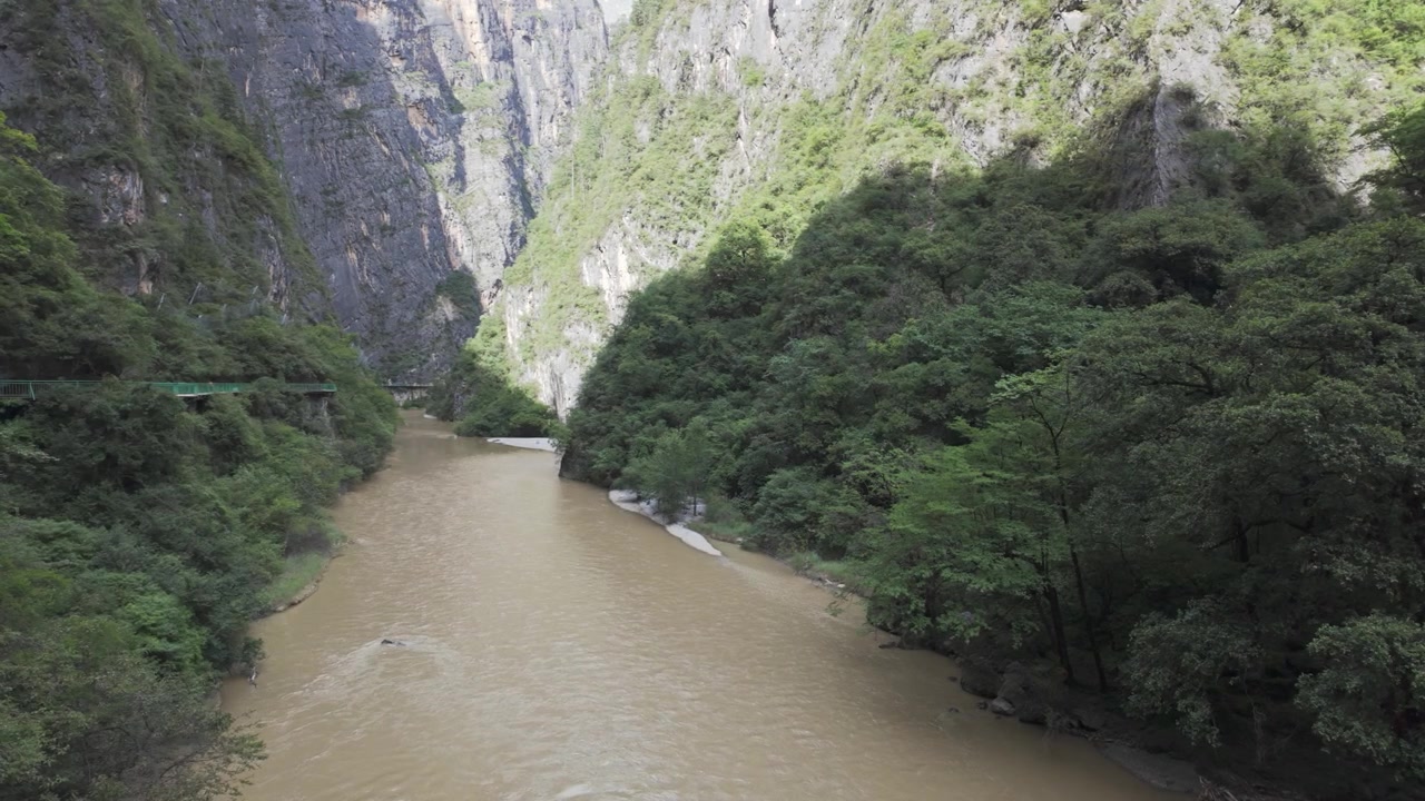 Inquadratura di ambientazione del fiume Gangqu e del canyon calcareo a Balagezong Shangri-La.
