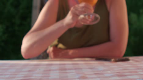 la mano del hombre agarra el vaso de cerveza y brinda con la mujer en la parte superior del tanque