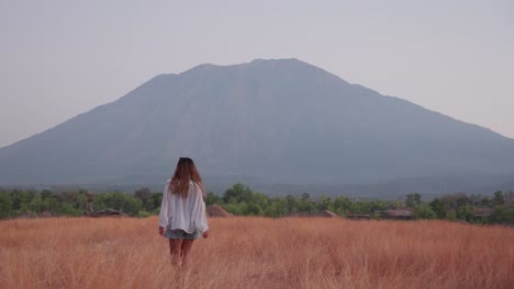 Mujer-Joven,-Sabana-Tianyar,-Bali,-Sereno-Paisaje-De-Belleza,-Cámara-Lenta