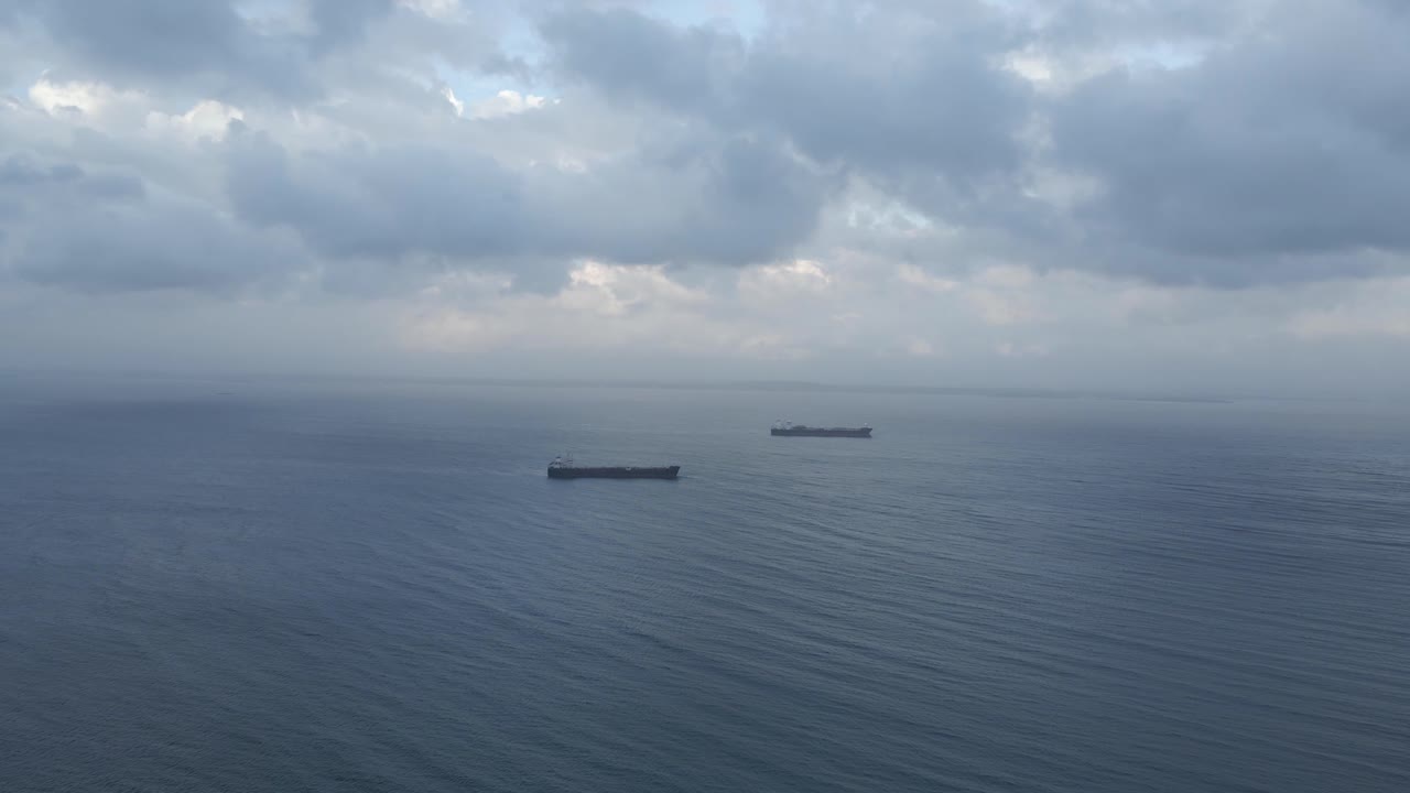 oslofjord의 폭풍우에 두 유조선