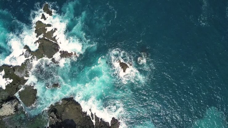 Ripresa aerea con drone di coralli colpiti dalle onde del mare, spiaggia di Siung, Yogyakarta, Indonesia