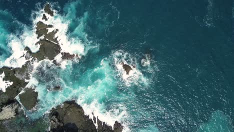 Overhead-Drohnenaufnahme-Von-Korallentreffern-Durch-Die-Meereswelle,-Siung-Beach,-Yogyakarta,-Indonesien