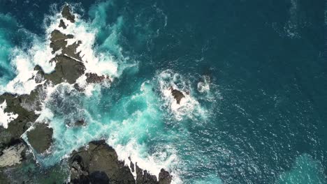 toma aérea de drones de corales golpeados por las olas del mar, playa siung, yogyakarta, indonesia