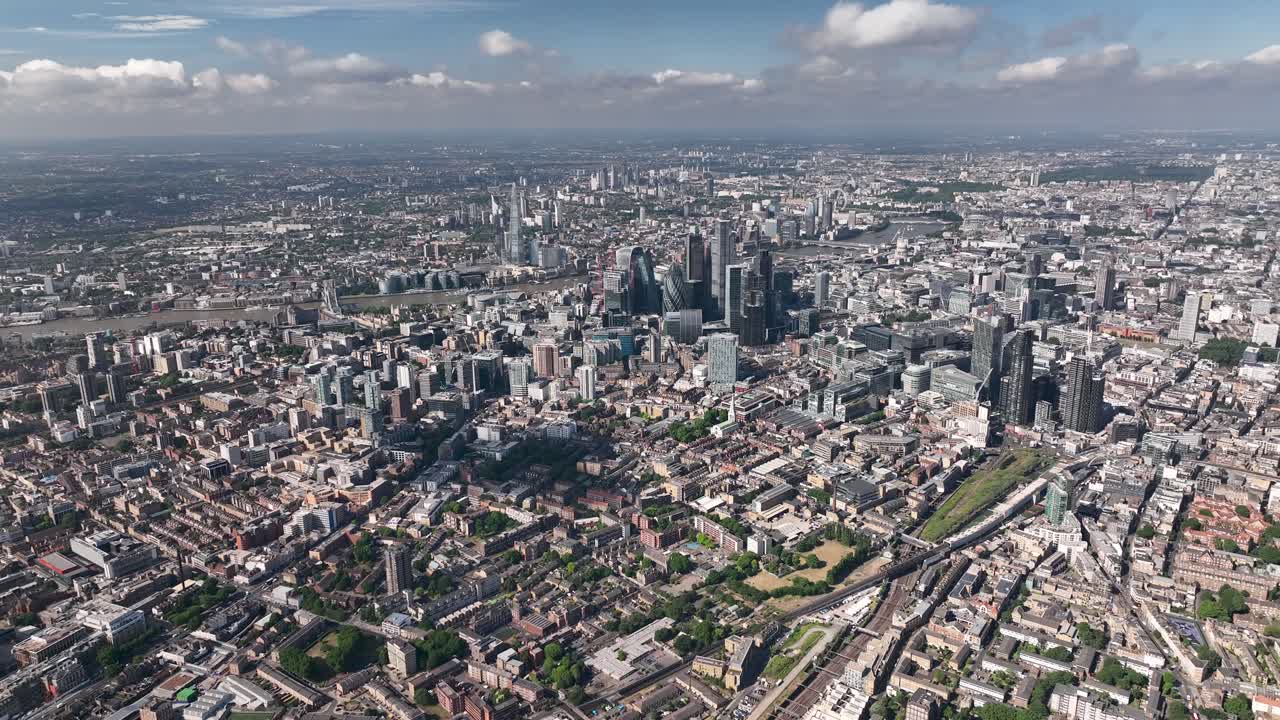 런던 스카이라인, 20개의 펜처치 또는 워키토키, 템스 강 옆의 하늘 정원, 영국, 유럽이 있는 거킨 마천루의 공중 비행 무인기 전망을 설정합니다.