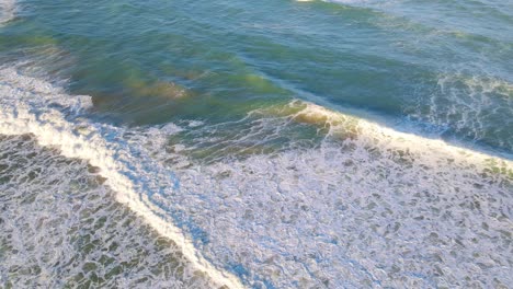 serie de olas espumosas blancas en moonee beach - moonee creek en nsw, australia