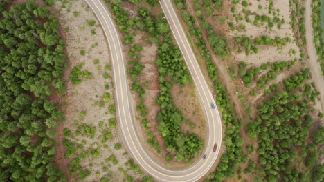 Lange-Kurvenreiche-U-förmige-Straße-Langsamer-Rotatorischer-Aufstieg-Aus-Der-Luft---Sich-Bewegender-Verkehr-Bergwaldblick-4k