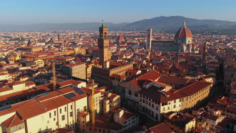 Paisaje-Urbano-Aéreo-Con-Catedral-Y-Duomo-En-El-Fondo,-Luz-De-La-Mañana,-Florencia,-Italia