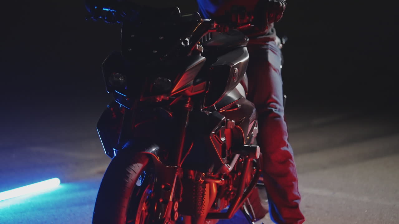 밤에 오토바이 운전자