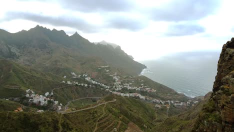 Vista-Aérea-De-Verdes-Colinas-Montañosas-Con-Villas-Construidas-De-Lujo-Para-Alquiler-Estacional,-Viviendas-Rodeadas-De-árboles-Verdes-Y