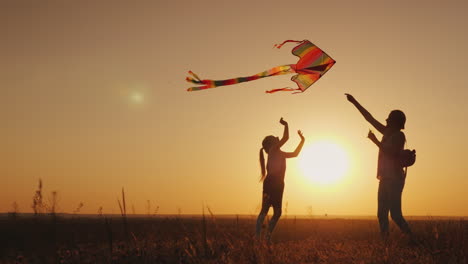 Mama-Spielt-Mit-Ihrer-Tochter-Sorglos-Ein-Kite-Happy-Life-Sommeraktivitätskonzept-4k-Video-Starten