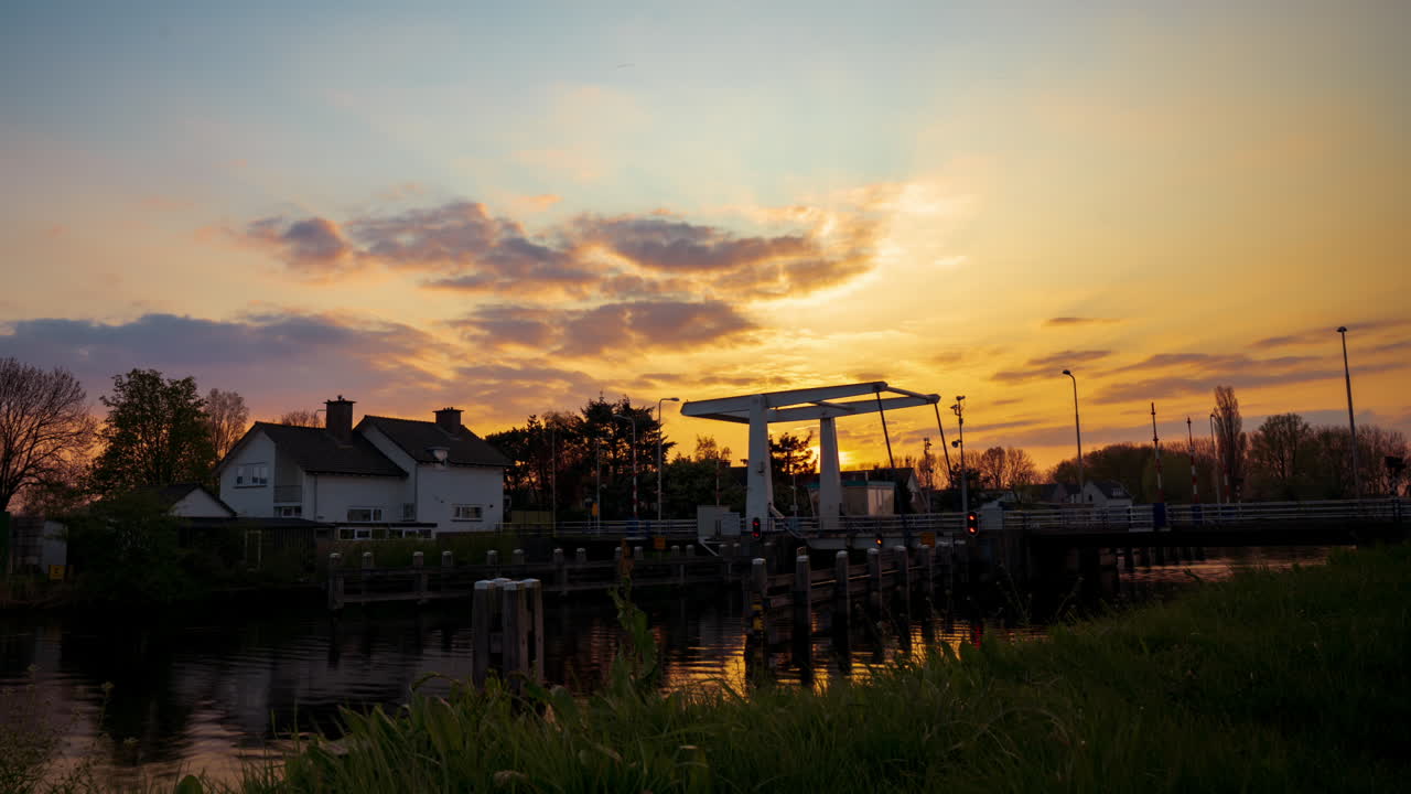 네덜란드의 작은 마을에서 일몰의 저속 촬영, eembrugge