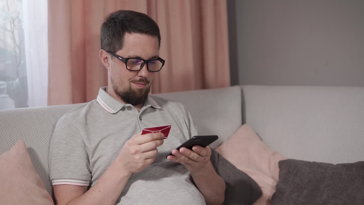 Uomo che usa lo smartphone per i pagamenti online