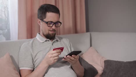 hombre usando teléfono inteligente para el pago en línea