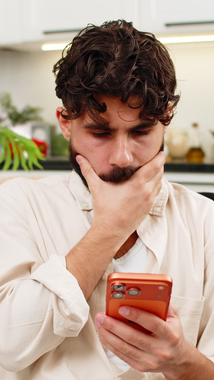 Homem indiano e jogador de jogos on-line está triste por perder dinheiro no smartphone, fica nervoso e chateado com a perda.